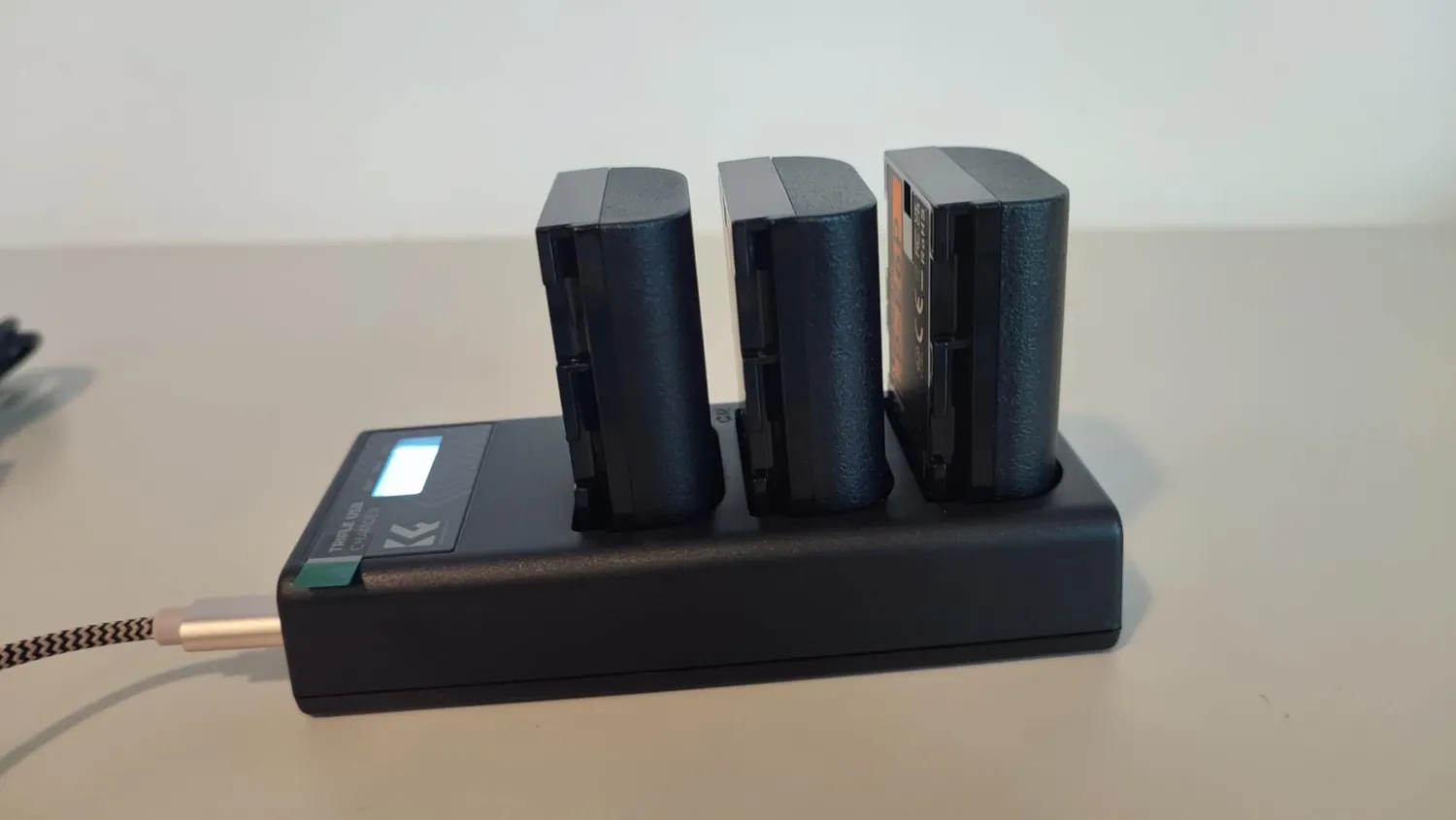 K&F Concept kit 3 batterie LP-E6P 2400mAh + caricabatterie Canon