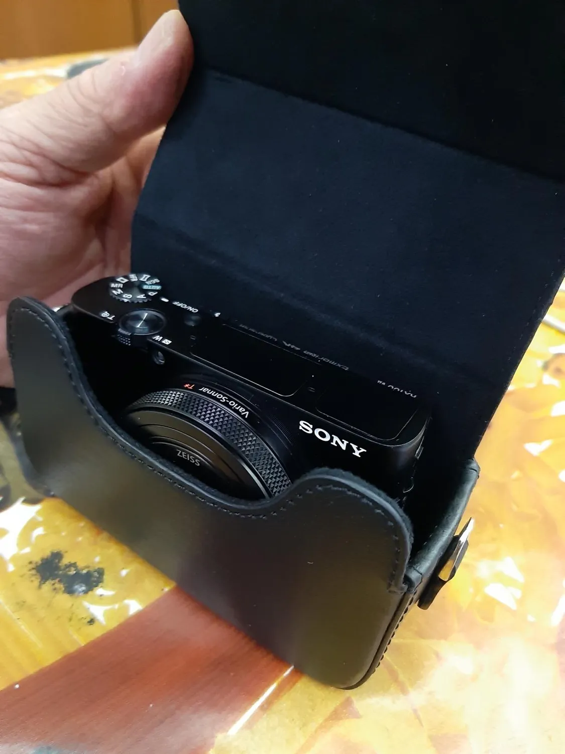 MegaGear MG281 Custodia Fotocamera Ecopelle Nera Sony RX100