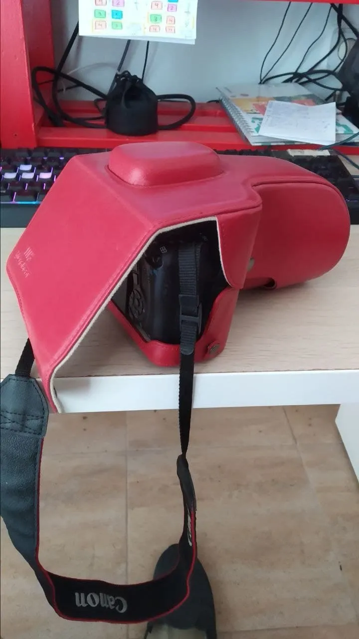 MegaGear MG1554 custodia fotocamera rossa Canon 760D