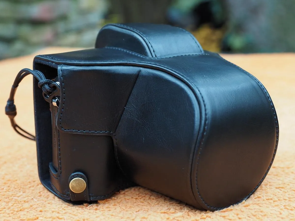 MegaGear Ever Ready Olympus OM-D E-M10 Mark III custodia bianca