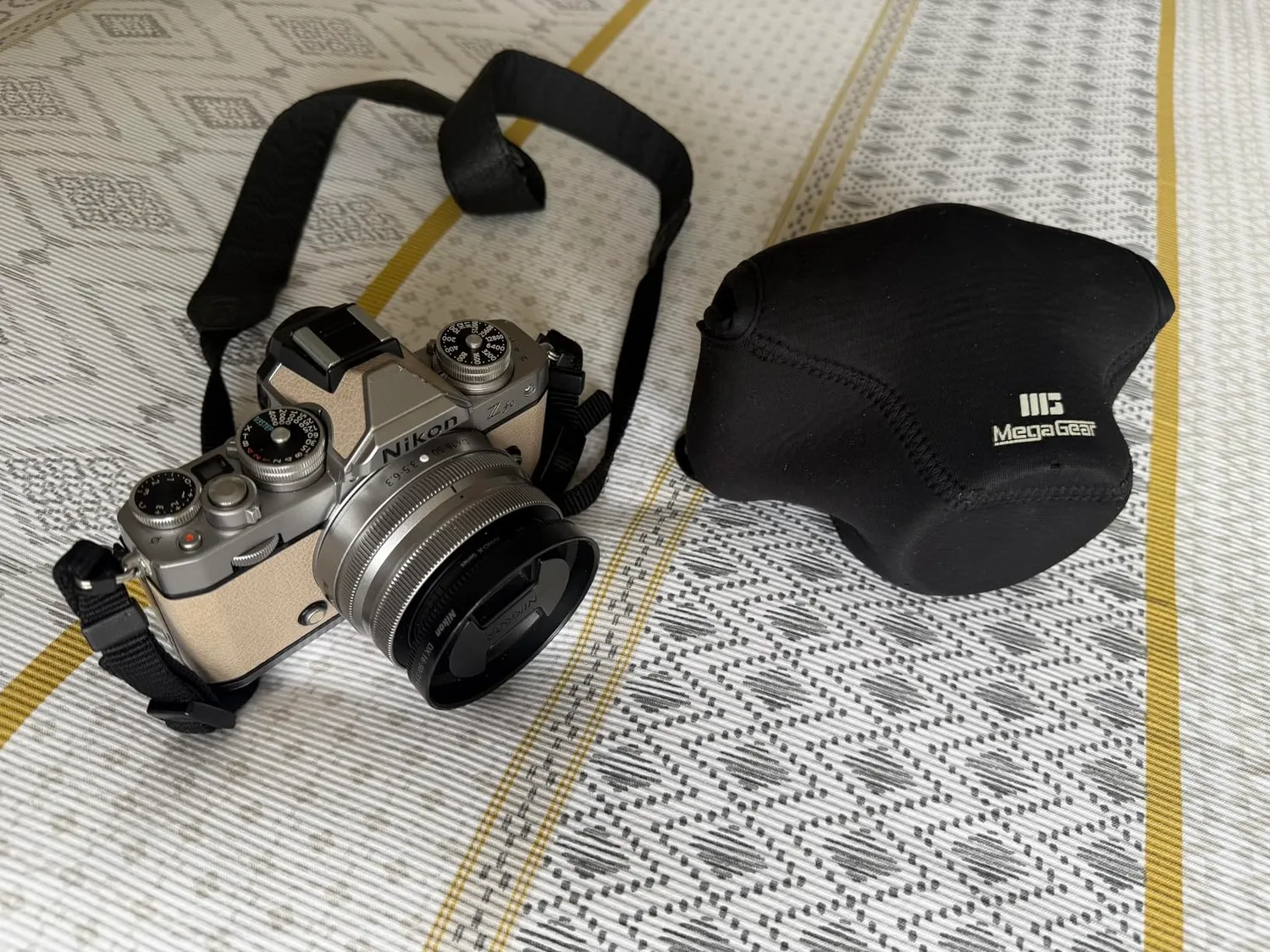 MegaGear custodia neoprene Nikon Z fc 16-50mm nero