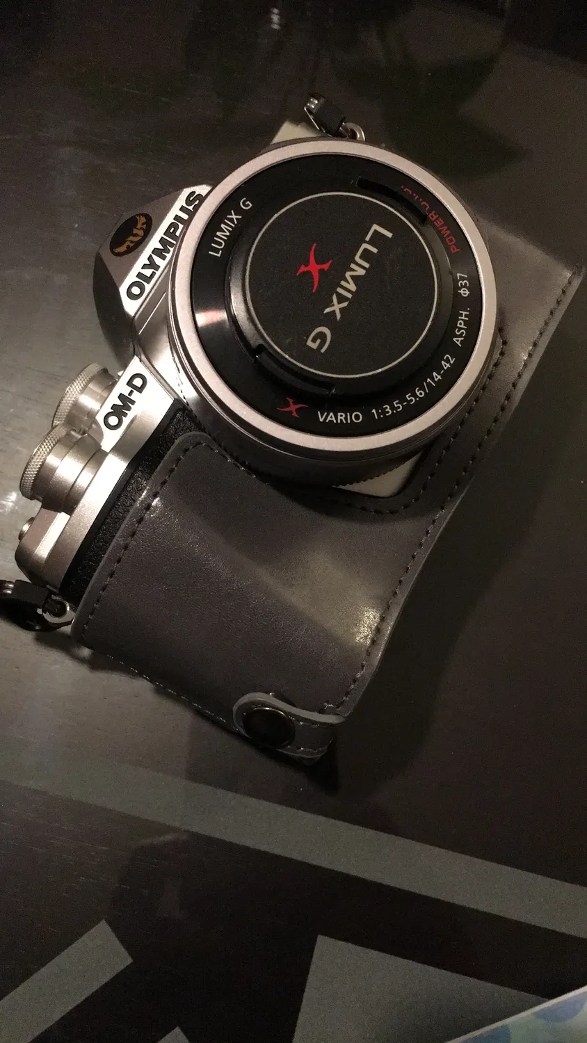MegaGear Ever Ready mezza custodia pelle OM-D E-M10 Mark III marrone chiaro