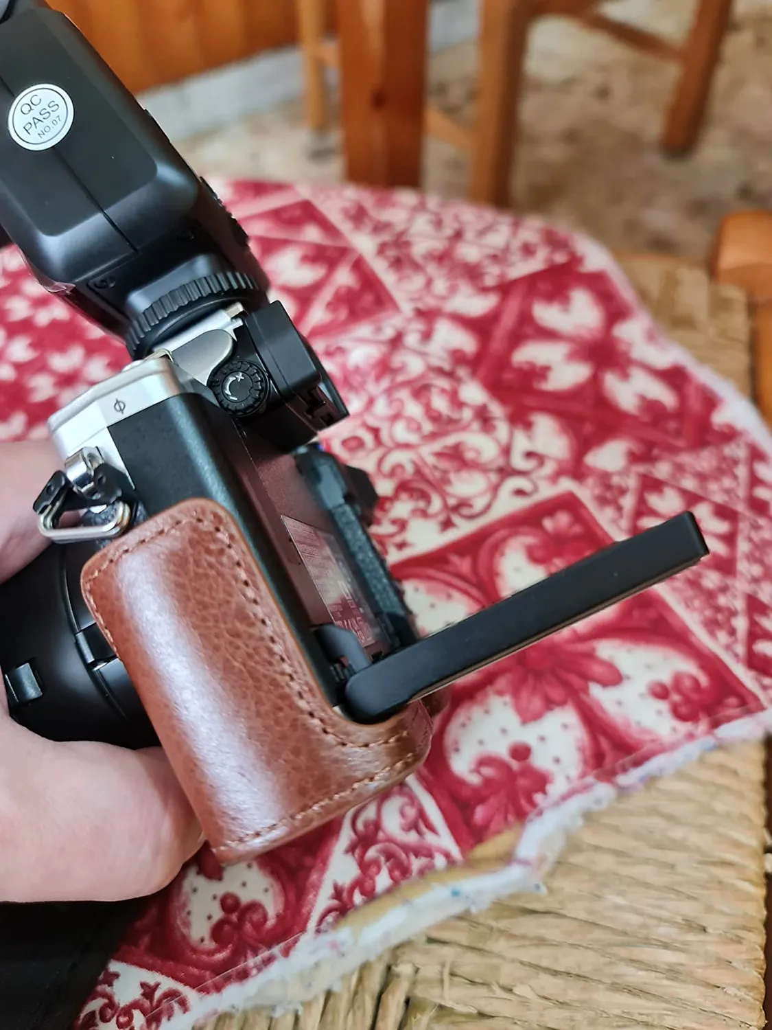 MegaGear Ever Ready mezza custodia pelle Olympus E-M10 IV marrone