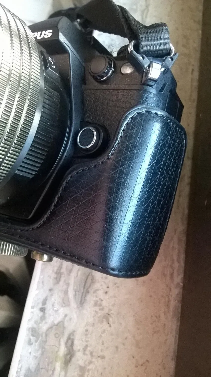 MegaGear Ever Ready custodia E-M5 Mark II nera pelle PU